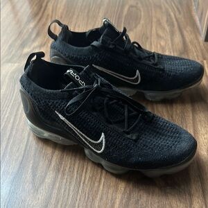 Nike Black Sneakers with Breathable Fabric and Traditional Lacing